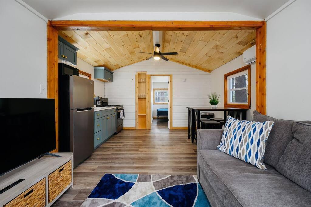 Cozy Cottage On Arbutus Lake Траверс-Сити Экстерьер фото